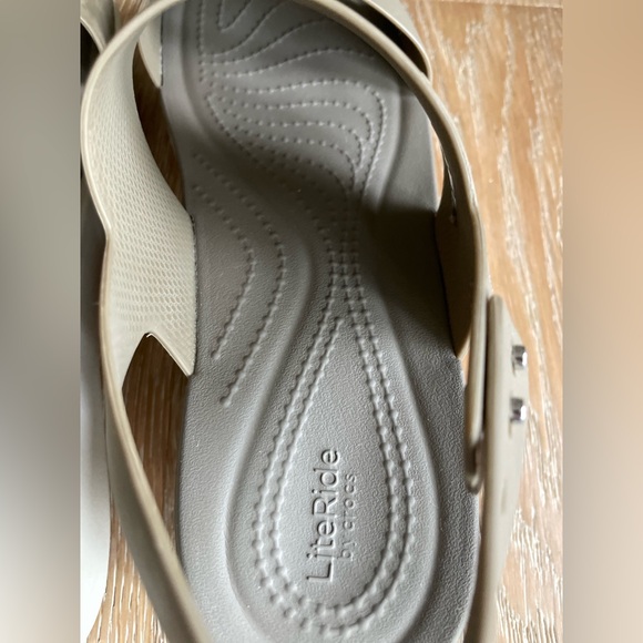 CROCS Brooklyn Wedge Platform Sandals Womens 9 Khaki/Bone Sling Back - Picture 6 of 9